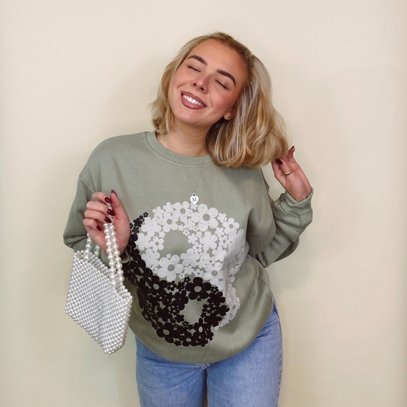 Yin Yang daisy print sweatshirt 🌸 - Picture 3 of 4